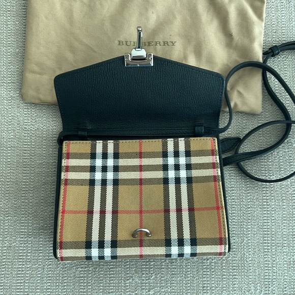 Burberry small cross body bag - Authentic - Picture 9 of 14
